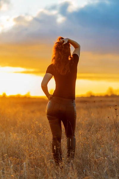 Frau Hose Und Shirt Posiert Vor Sonnenuntergang Rückansicht Schönheit Der — Stockfoto