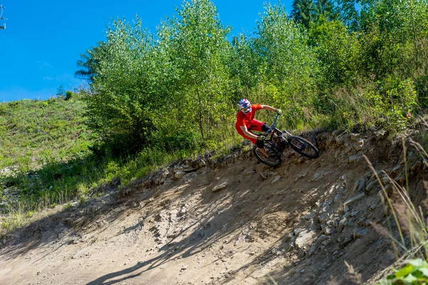 Ryttare Mountainbike Och Helansiktshjälm Rider Stenar Professionell Cyklist Utför — Stockfoto