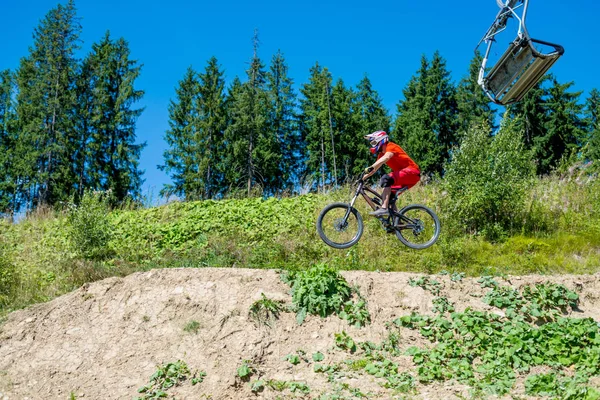 骑山地车的职业骑手跳到空中 积极的生活方式 — 图库照片