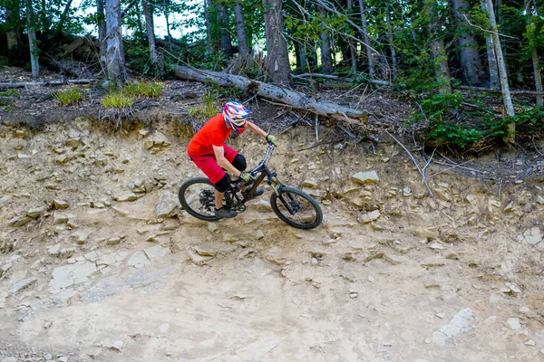 Jezdec Horském Kole Plné Helmě Jezdí Kamenech Profesionální Cyklista Sjezd — Stock fotografie