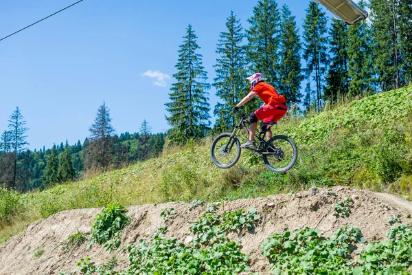 Radprofi Auf Dem Mountainbike Macht Den Sprung Platz Aktiver Lebensstil — Stockfoto