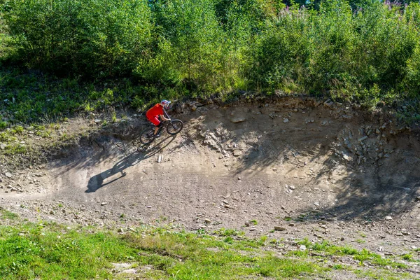 Jinete Una Bicicleta Montaña Plena Cara Paseos Casco Sobre Piedras — Foto de Stock