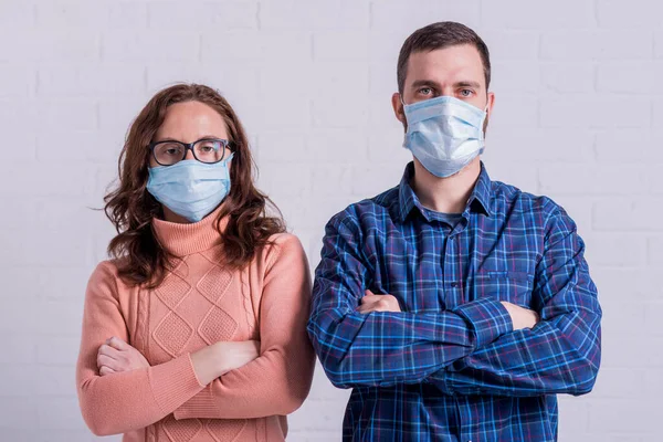 Man Och Kvinna Medicinska Masker Som Skyddar Mot Viruset Pandemi — Stockfoto