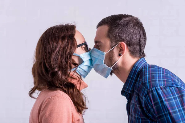 Man Och Kvinna Kysser Varandra Medicinska Masker Skydd Mot Viruset — Stockfoto