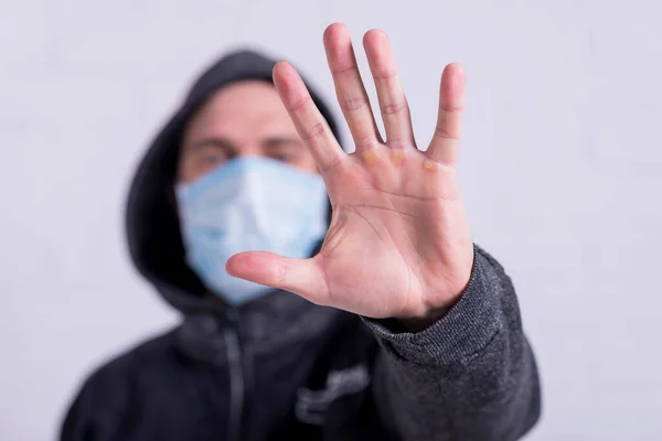 Een Man Met Een Medisch Masker Toont Een Stopteken Epidemisch — Stockfoto