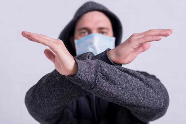 Man Medicinsk Mask Visar Ett Stopptecken Epidemi Pandemi Coronavirus — Stockfoto
