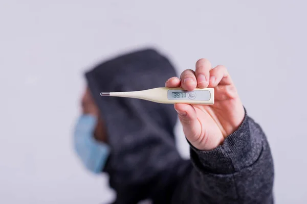 Hombre Con Una Máscara Médica Muestra Termómetro Mano Aumento Temperatura — Foto de Stock