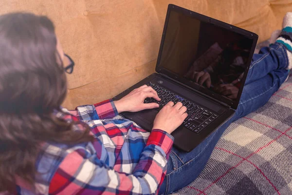 Mujer Trabajando Portátil Mientras Está Acostada Sofá Concepto Trabajo Remoto — Foto de Stock