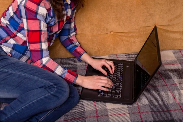 Mujer Trabajando Portátil Mientras Está Sentada Sofá Concepto Trabajo Remoto — Foto de Stock