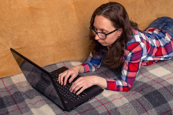 Mujer Trabajando Portátil Mientras Está Acostada Sofá Concepto Trabajo Remoto — Foto de Stock