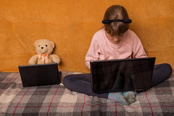 Niño Escuela Está Estudiando Portátil Mientras Está Sentado Sofá Aprendizaje — Foto de Stock