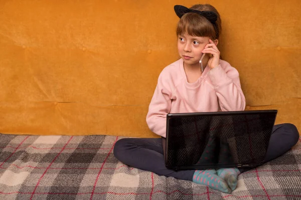 Niño Escuela Está Estudiando Portátil Mientras Está Sentado Sofá Aprendizaje — Foto de Stock