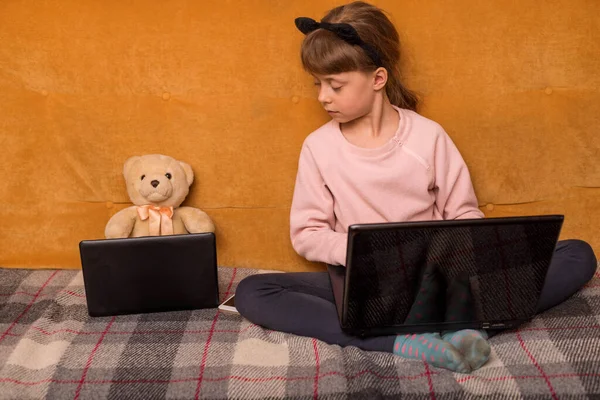 Ein Schulkind Lernt Auf Einem Laptop Während Auf Einem Sofa — Stockfoto