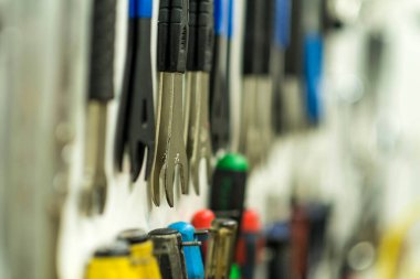 Tamir anahtarları duvarda asılı. Bisiklet atölyesi.