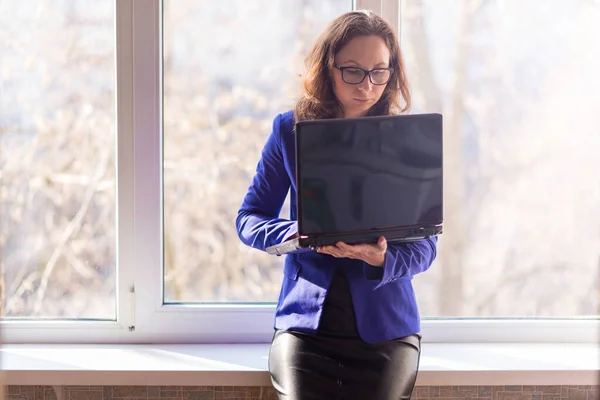 Mujer Negocios Con Gafas Trabajando Portátil Mientras Está Pie Cerca — Foto de Stock