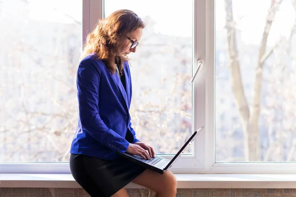 Mujer Negocios Con Gafas Trabajando Portátil Mientras Está Sentada Ventana — Foto de Stock