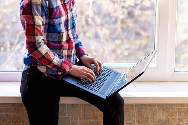 Mujer Negocios Trabajando Portátil Mientras Está Sentado Alféizar Ventana Concepto — Foto de Stock