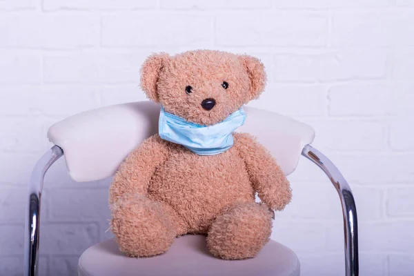 Teddybjörnen Bär Skyddande Medicinsk Mask Närbild Coronavirus Skydd Pandemi — Stockfoto