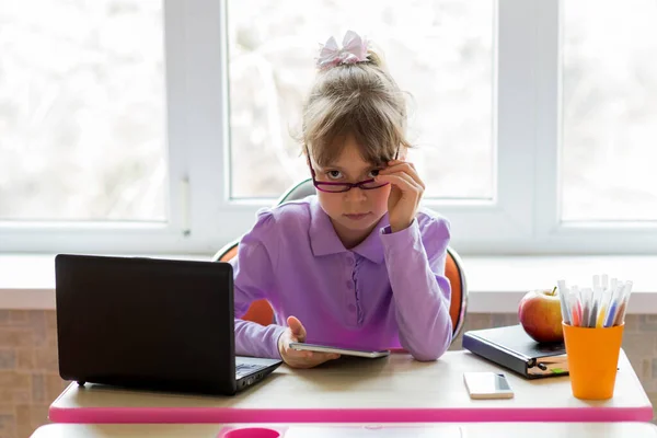 Una Colegiala Sienta Escritorio Estudia Portátil Concepto Aprendizaje Distancia Enseñanza — Foto de Stock