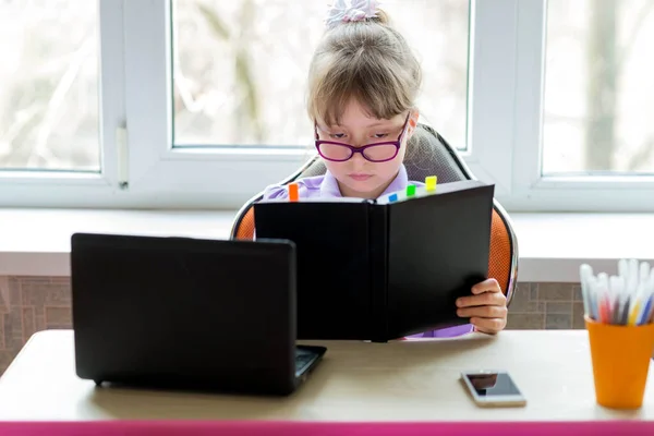 Una Colegiala Sienta Escritorio Estudia Portátil Concepto Aprendizaje Distancia Enseñanza — Foto de Stock