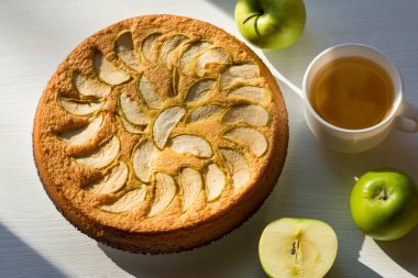 Kokulu elmalı turta ve ahşap bir masada bir fincan çay. Ev yapımı pişirme..