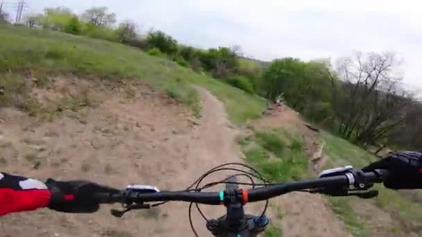 First Person View Cyclist Riding Mountain Bike Downhill Speed Bike — Stock Video
