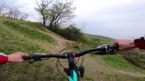 First Person View Cyclist Riding Bike Trail Downhill Speed Bike — Stock Video