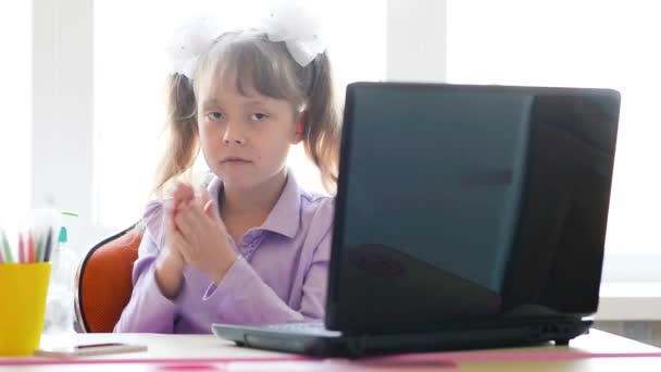 Iskoláslány Fertőtleníti Kezét Elkezd Dolgozni Egy Laptopon Karantén Alatti Távoktatás — Stock videók