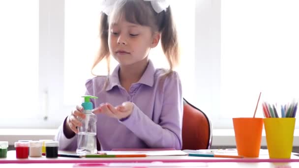 Een Meisje Met Strikken Haar Hoofd Desinfecteert Haar Handen Met — Stockvideo