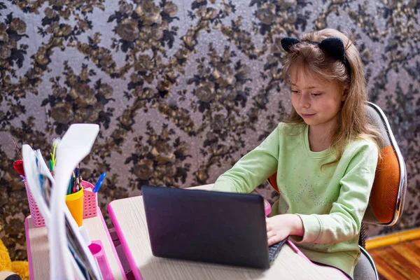 Linda Niña Utiliza Ordenador Portátil Mientras Está Sentado Escritorio Casa — Foto de Stock