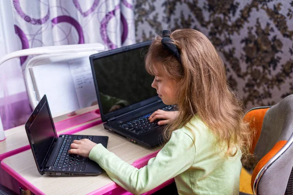 Linda Niña Usa Dos Computadoras Portátiles Mientras Está Sentada Escritorio — Foto de Stock