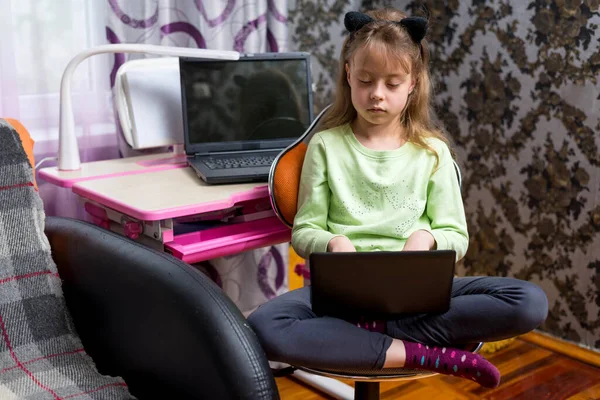 Linda Niña Utiliza Dos Computadoras Portátiles Casa Concepto Aprendizaje Distancia — Foto de Stock