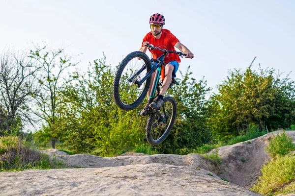 Extremt Cykelkoncept Cyklist Som Hoppar Mountainbike Cyklist Ljust Orange Shirt — Stockfoto