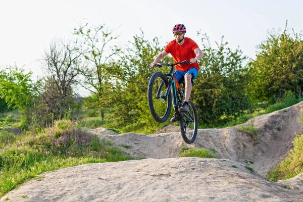 Extremt Cykelkoncept Cyklist Som Hoppar Mountainbike Cyklist Ljust Orange Shirt — Stockfoto