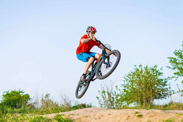 Ciclista Profesional Con Una Camiseta Brillante Realiza Salto Deporte Extremo — Foto de Stock
