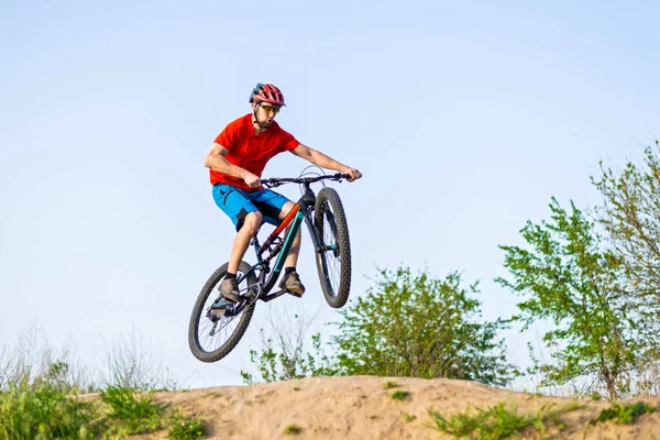 Ciclista Profesional Con Una Camiseta Brillante Realiza Salto Deporte Extremo — Foto de Stock