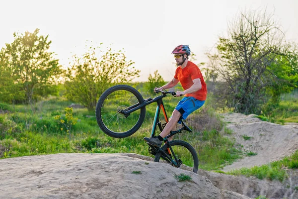 Concepto Ciclismo Extremo Ciclista Saltando Una Bicicleta Montaña Ciclista Una — Foto de Stock