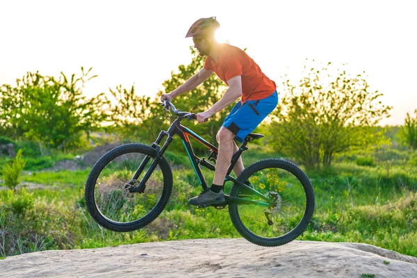 Ciclista Monta Bicicleta Montaña Concepto Ciclismo Extremo — Foto de Stock