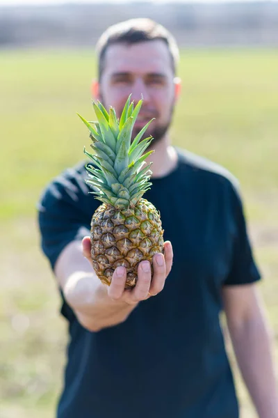 Ein Mann Hält Eine Ananas Auf Seinem Ausgestreckten Arm Reife — Stockfoto