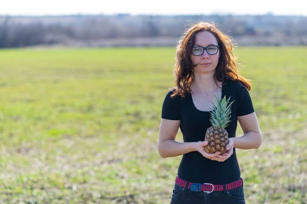 Mujer Joven Sostiene Piña Aire Libre Mujer Con Piña — Foto de Stock