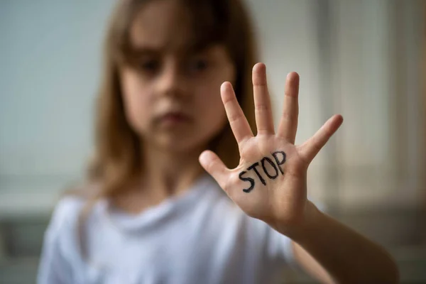 Gyerek Megállít Egy Mozdulatot Kezével Hagyd Abba Családon Belüli Gyermekbántalmazást — Stock Fotó