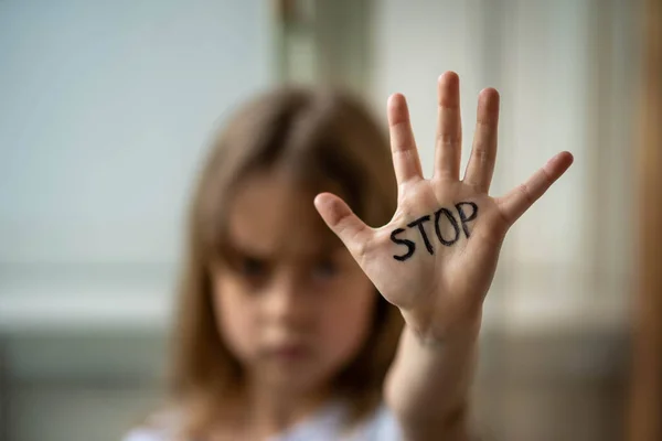 Het Kind Maakt Een Stop Gebaar Met Zijn Hand Stop — Stockfoto