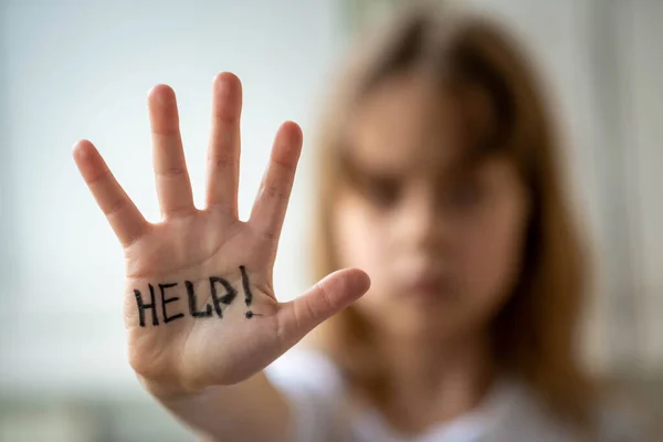 Holčička Žádá Pomoc Pomoc Napsanou Ruce Domácí Násilí Týrání Dětí — Stock fotografie