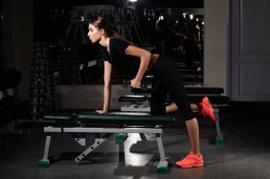 kas içinde jimnastik salonu içinde dumbbells ile pompalama fitness kadın