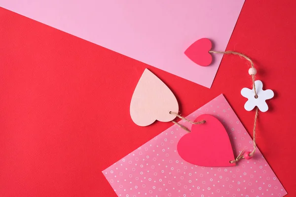 ハートのついたカラフルなバレンタインデーの紙の背景 — ストック写真