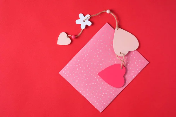 ハートのついたカラフルなバレンタインデーの紙の背景 — ストック写真