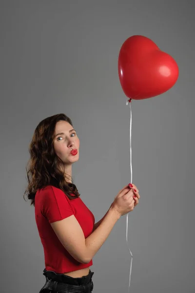 Kırmızı balonlu güzel duygusal esmer kız. — Stok fotoğraf