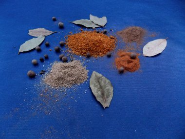 Mavi arkaplandaki baharatlar