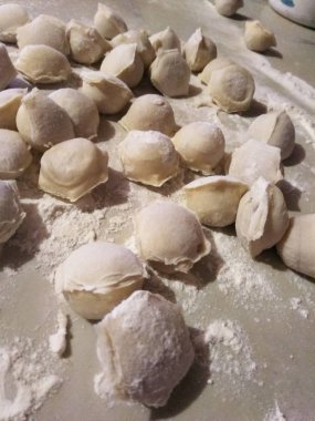 Beyaz masada tavuklu börek.