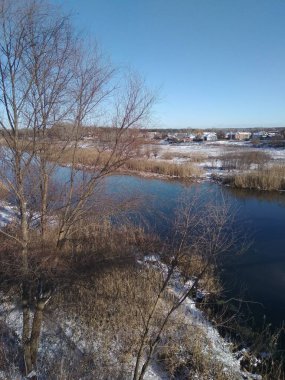 Kış Bridge'de nehirden görünümünü